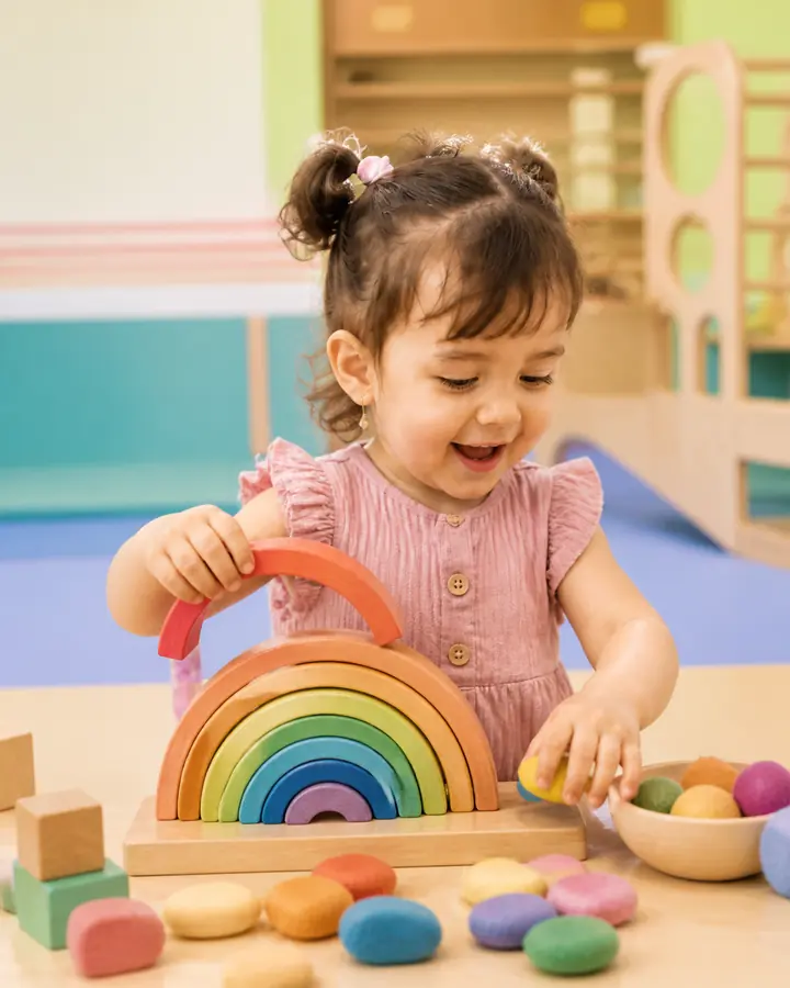 Ребёнок исследует деревянную радугу на занятии Play Class