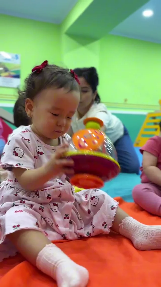 Малыш на реальном занятии Rainbow Play & Music