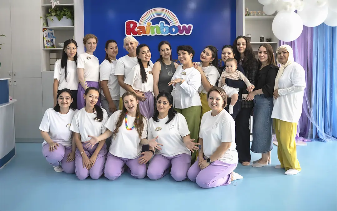 Команда Rainbow Play & Music у фирменного логотипа